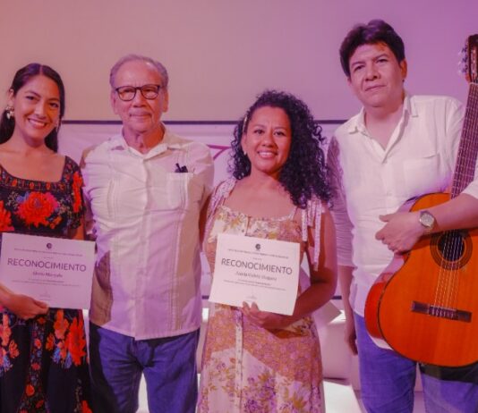 Tarde conmovedora llena de versos con “Poesía de la otra raíz”
