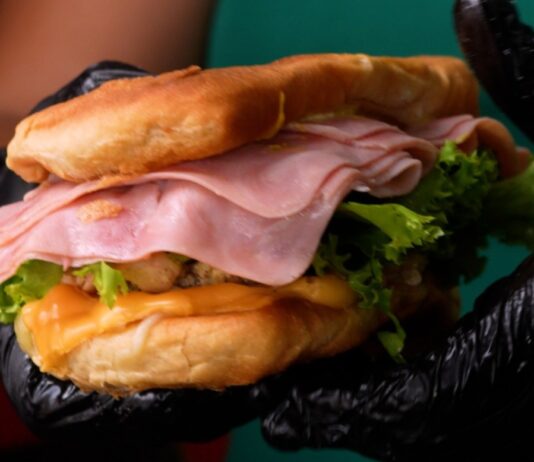 “Empanini D’Marco”, el Bocadillo de Moda en Mazatlán en Cafetería del Valle