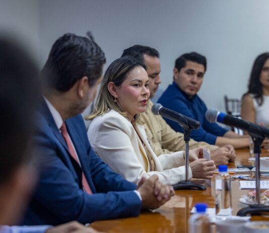 Gobernadora Yeraldine signa convenio con la CMIC nacional