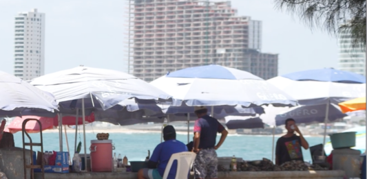 Playa Pinitos es un “Tianguis” y el Ayer Espacio Familiar de la Familia Mazatleca y el Turismo, Hoy es una Plaga de Vendedores