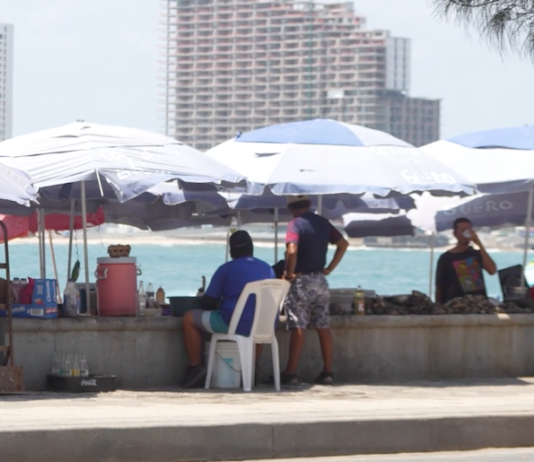 Playa Pinitos es un “Tianguis” y el Ayer Espacio Familiar de la Familia Mazatleca y el Turismo, Hoy es una Plaga de Vendedores