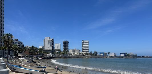 Pescadores de Playa Norte tienen casi un mes sin poder salir a trabajar por mar de fondo