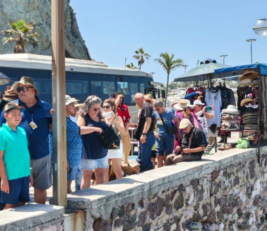 Recibe Mazatlán al “Carnival Panorama” con más de 4 mil cruceristas