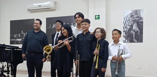 La música como lazo de amor: María del Rayo aprende trompeta para enseñar a su hijo