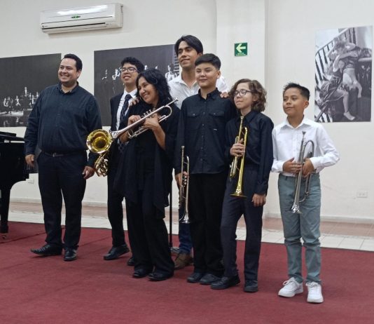 La música como lazo de amor: María del Rayo aprende trompeta para enseñar a su hijo