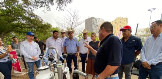 Entregan ordeñadoras mecánicas a pequeños ganaderos de Mazatlán