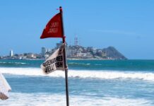 Escuadrón Acuático alerta a bañistas por condiciones de oleaje elevado en playas de Mazatlán