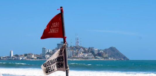 Escuadrón Acuático alerta a bañistas por condiciones de oleaje elevado en playas de Mazatlán