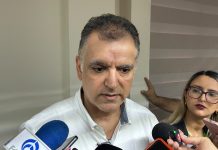 Locatarios exigen frenar cambio de giro en el Mercado Pino Suárez *Acusan violación al reglamento *Esto ya fue rechazado en tres administraciones Locatarios del Mercado José María Pino Suárez manifestaron su inconformidad luego de que se retirara del orden del día de Cabildo el análisis de una solicitud de cambio de giro comercial, pues aseguran que ya fue rechazada por la Comisión de Rastros y Mercados. El presidente de la Unión de Locatarios del Mercado Pino Suárez, Roberto Vega, señaló que el caso corresponde a un local de frutería que permanece cerrado desde hace siete años y cuya propuesta es convertirlo en un establecimiento de venta de ropa y artesanías. Explicó que esta solicitud ha sido negada durante tres administraciones municipales, ya que contraviene el reglamento del mercado al modificar el rubro del área donde se ubica el local. “Los compañeros están molestos porque no ven una respuesta de la autoridad municipal, no entendemos por qué retiraron el punto del orden del día si ya existe una resolución de la comisión que lo considera improcedente”, expresó. Asimismo, indicó que el mercado está dividido por secciones, como áreas de frutas y verduras, granos, ropa y restaurantes, por lo que permitir cambios de giro fuera de esas zonas genera desorden y afecta la organización. El dirigente agregó que actualmente existen tres demandas relacionadas con cambios de giro dentro del mercado. En ese sentido, explicó que en el caso específico de este local, un juez ordenó que la solicitud fuera sometida a votación del Cabildo, por lo que desconocen las razones por las que el asunto fue retirado de la sesión.