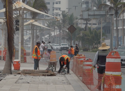 Trabajan con Maquinaria Pesada para Rehabilitar Tramo Colapsado del Malecón de Mazatlán