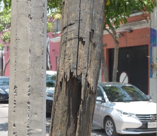 Irresponsabilidad de CFE de Abandonar un Poste Quebrado y sin Uso de Cableado Eléctrico en Pleno Centro de Mazatlán