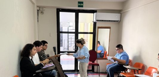 Aspirantes presentan examen teórico para ingresar a la Escuela de Música en el CMA