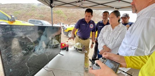 Minerva Osuna supervisa labores de contención del incendio en el Basurón Municipal