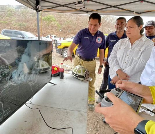 Minerva Osuna supervisa labores de contención del incendio en el Basurón Municipal